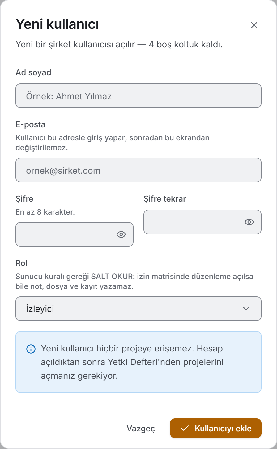 Yeni kullanıcı formu: ad, e-posta, şifre ve rol
